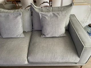 Enorme sofá em tecido cinzento