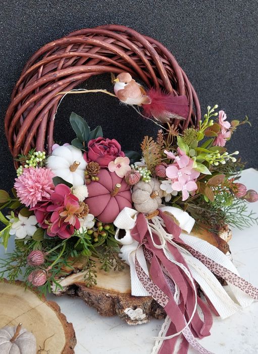 Śliczny wianek jesienny z dyniami