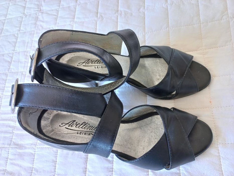 Sandálias pretas confortáveis como Novas