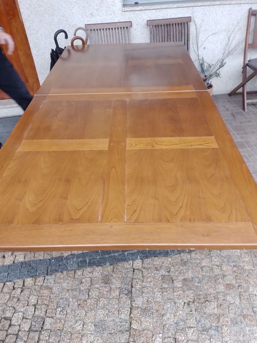 Mesa antiga, em bom estado