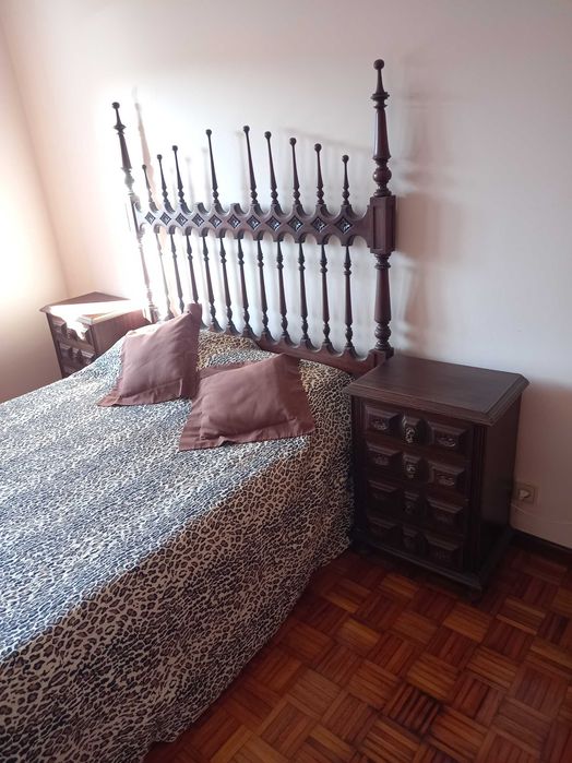 Cama com duas cabeceiras em bom estado