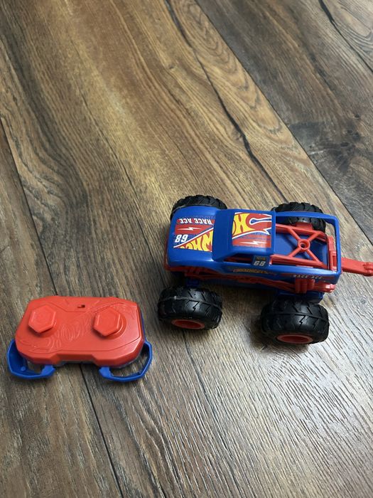 Autko monster track  firmy hotwheels na sterowanie