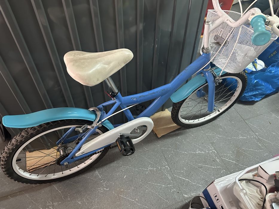 Bicicleta em bom estado com cesto