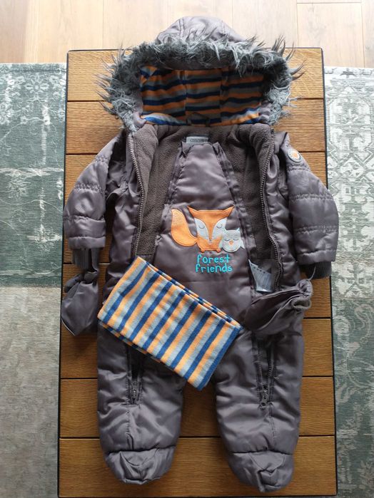 Ocieplany kombinezon niemowlęcy z szalikiem w komplecie.