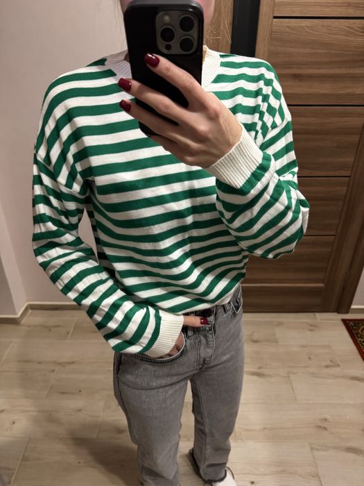 Светр у зелено-білу смужку,