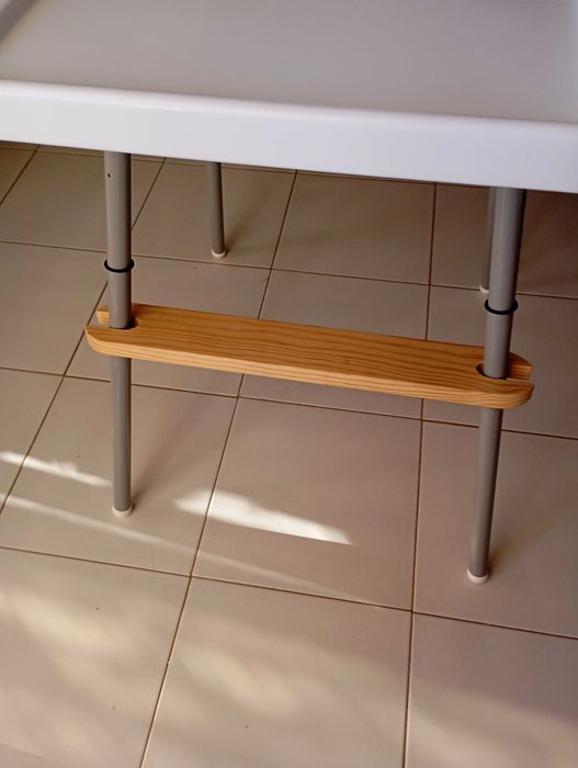 Cadeira de refeições criança com suporte para os pés