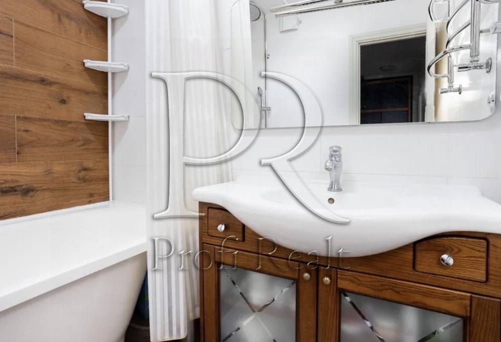 Продаж 4 кімнатна квартира вул. Шептицького 3Б / метро Лівобережна