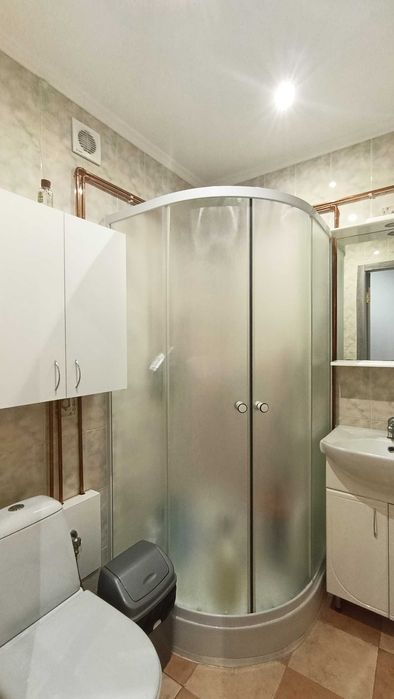 Офіс (3 кабінети). Перший поверх. Світло. Метро Звіринецька 2 хвилини.