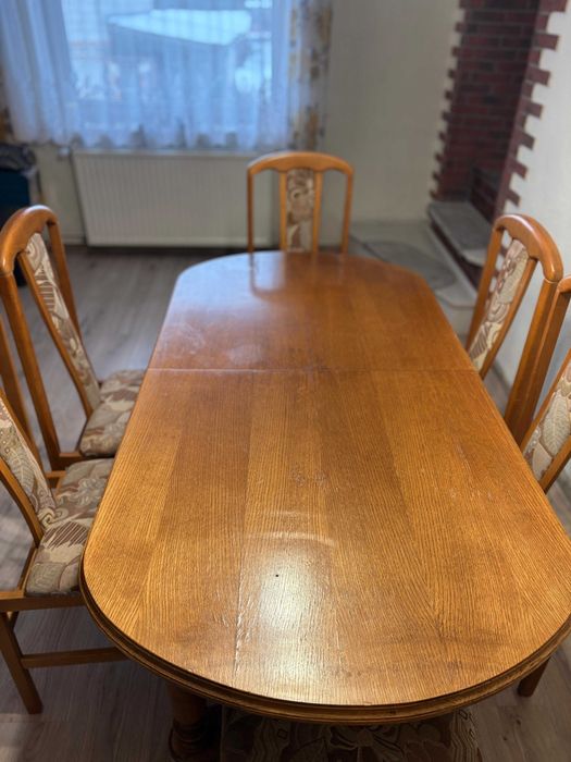 Zestaw drewnianego stołu z sześcioma krzesłami