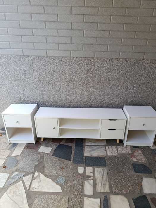 Rack branco com gavetas e duas mesinhas de cabeceira com dois meses de uso