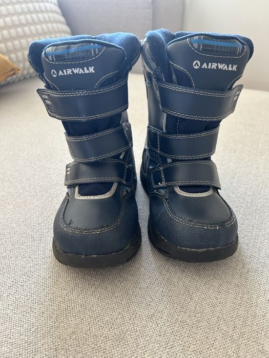 Calças, botas e luvas para a neve