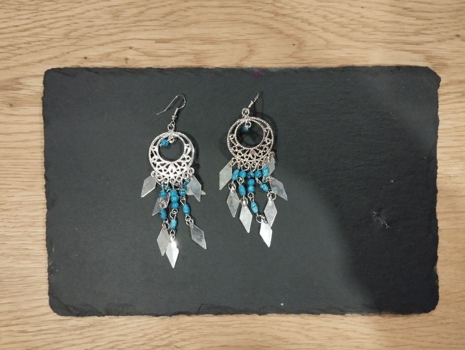Brincos prateados com pendentes azuis turquesa