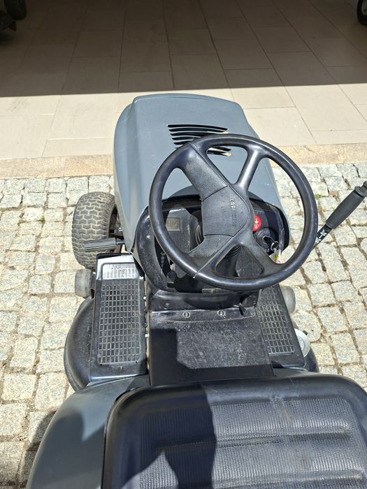 Trator corta relva com 15,5cv