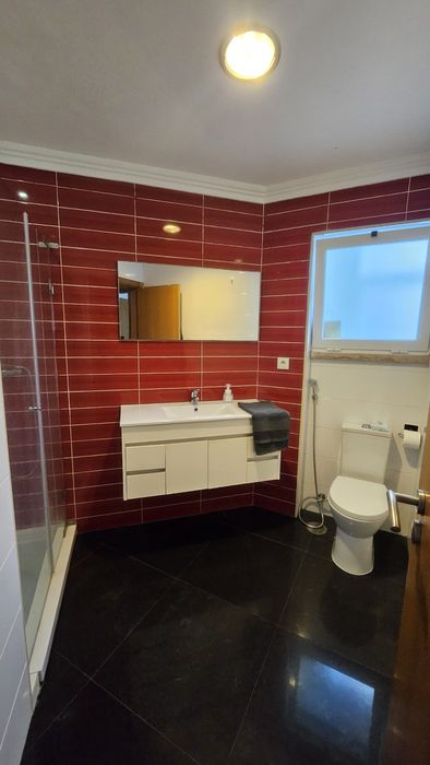 Quarto individual mobiliado — Cacilhas, a 7 min do cais