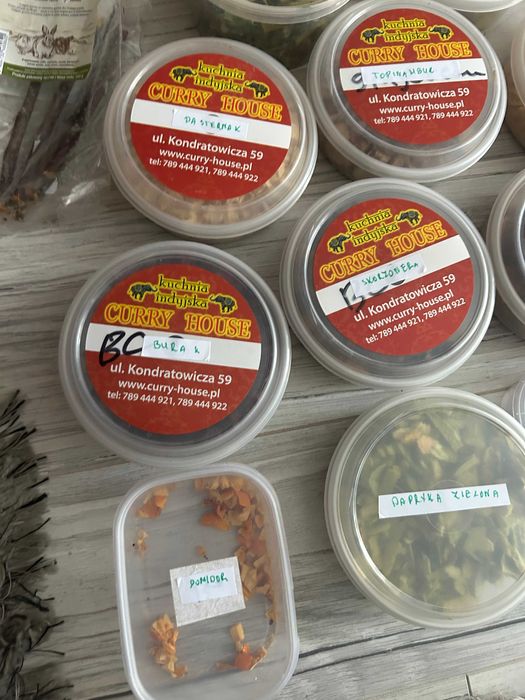 Zestaw warzyw, smakołyków, gałązek dla gryzoni i królików