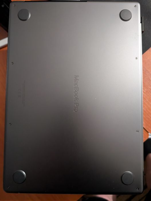 Продаю macbook pro space black m5 16/1tb ще на гарантії