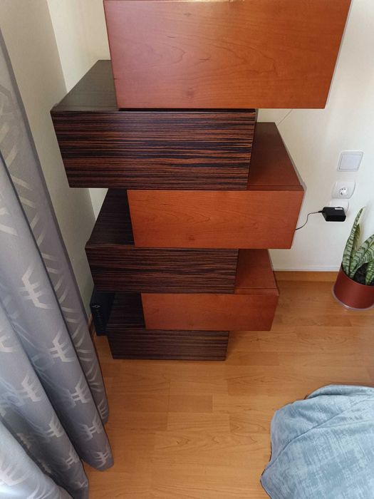 Cama, mesa cabeceira e camiseiro