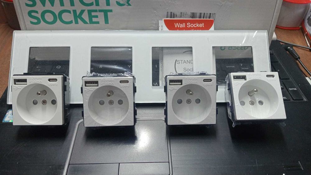 Tomada Quádrupla BSEED Vidro Temperado + USB (Branco)