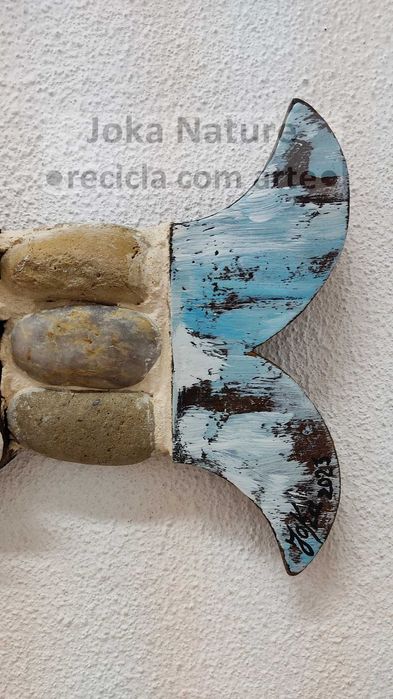 Peixe em madeira 100% artesanal com materiais reciclados (50x30cm)