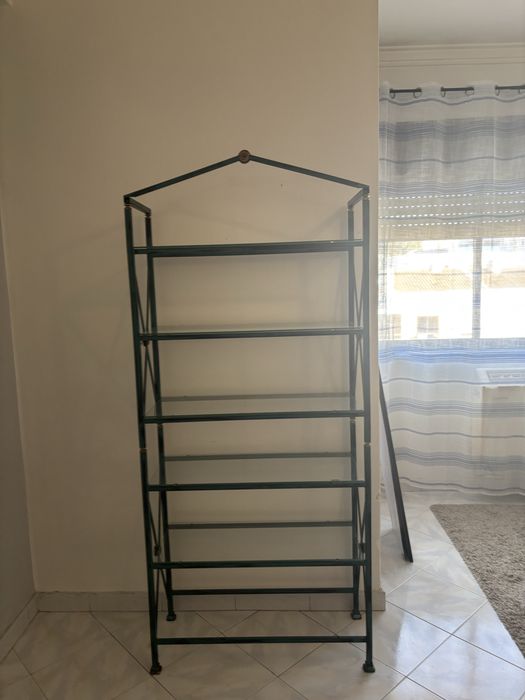 Estante em ferro e vidro