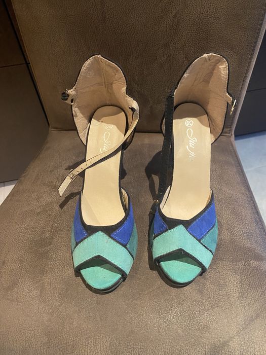 Sapatos abertos de salto