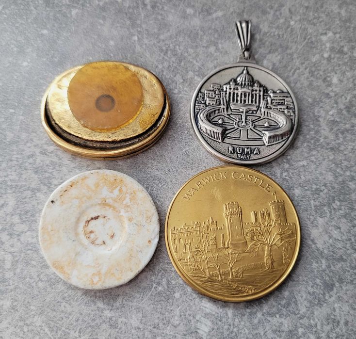 H90) zestaw dużych medalików  szt. 4