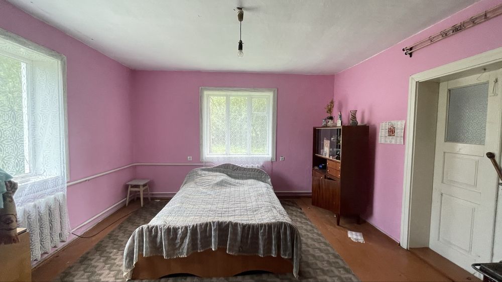 Продається хата в с.Солотвин з індивідуальним опаленням .