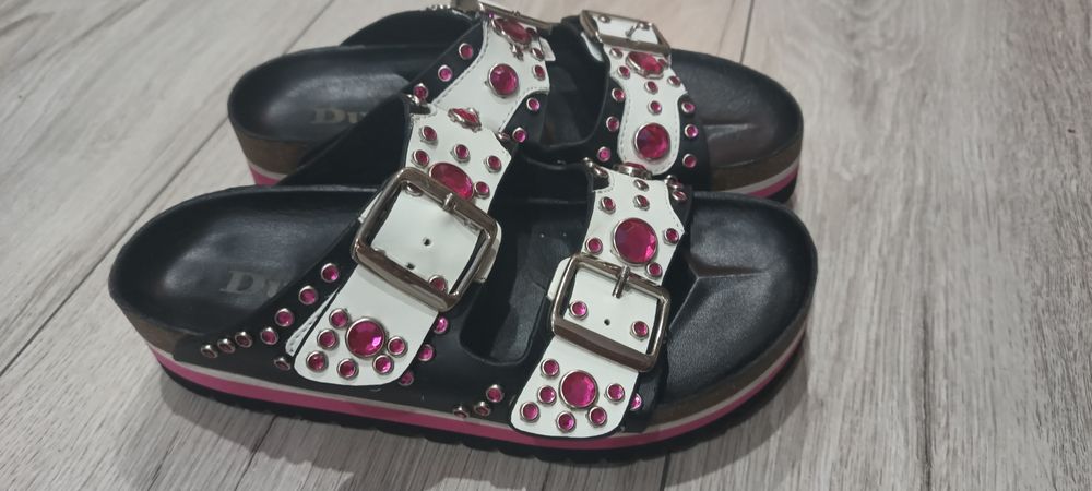 Klapki na niskiej platformie marki Dune