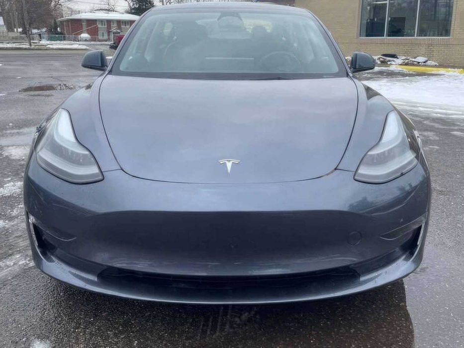 Tesla Model 3      2023