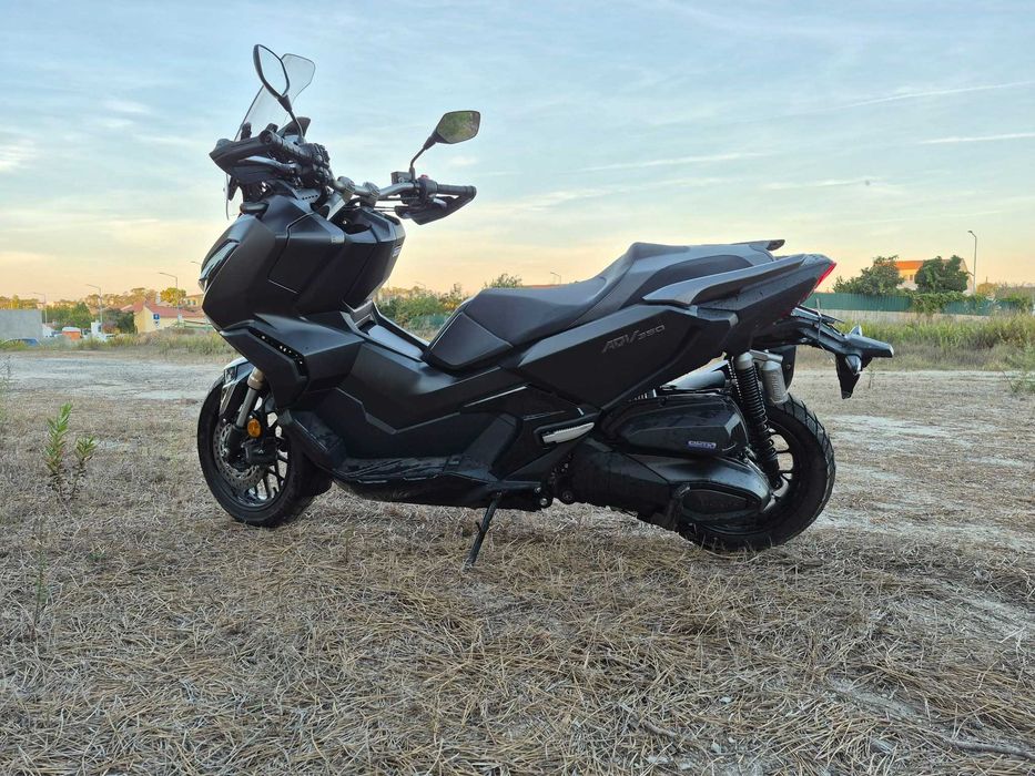Honda ADV 350 Pequena queda