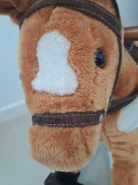 Konik na biegunach, rży i macha ogonkiem