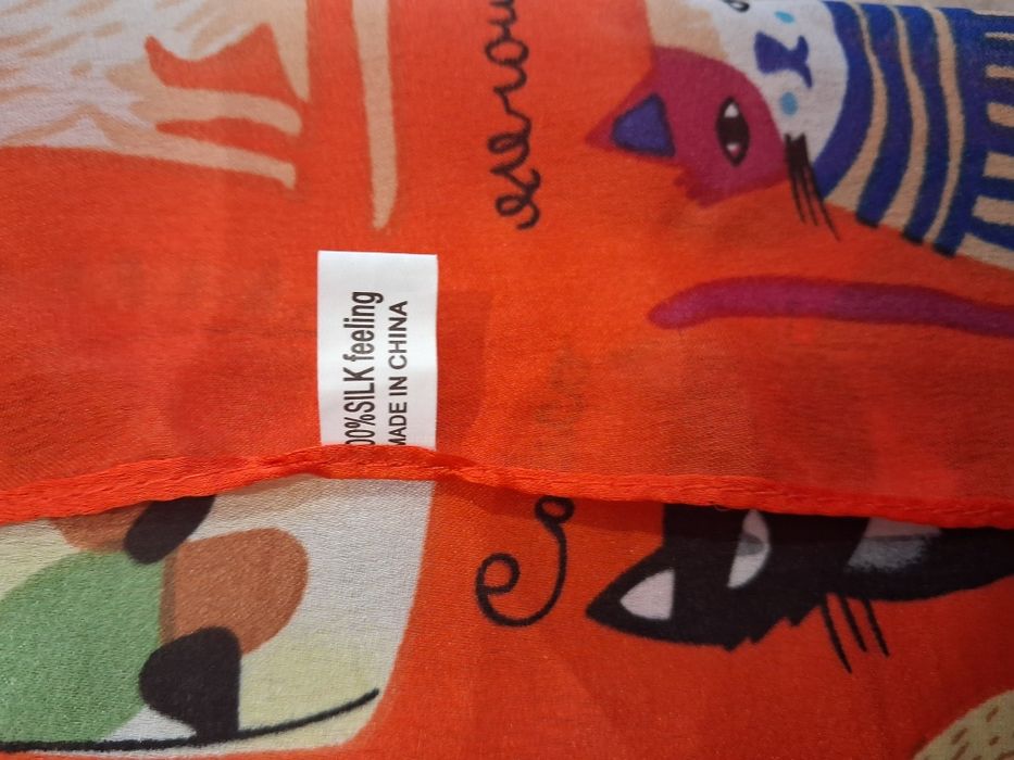 *Jedwabna chusta dla miłośniczki kotów.