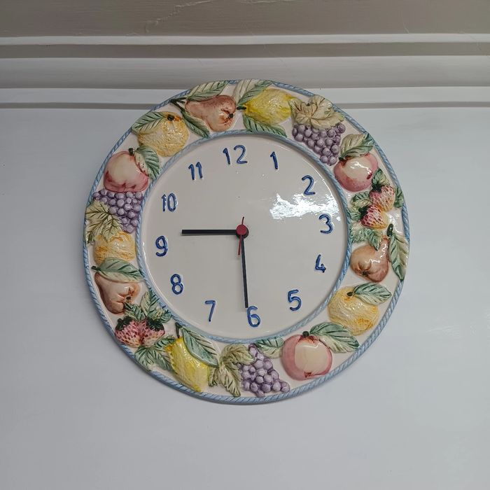 Relógio decorativo em loiça original das Caldas da Rainha