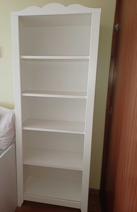 Cama solteiro com cama extra e gaveta de arrumação e duas prateleiras