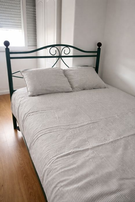 Cama de Casal em Ferro – Estrutura Robusta e Elegante