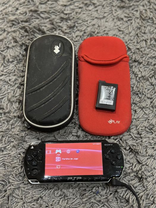 PlayStation PSP com capa e bolsas