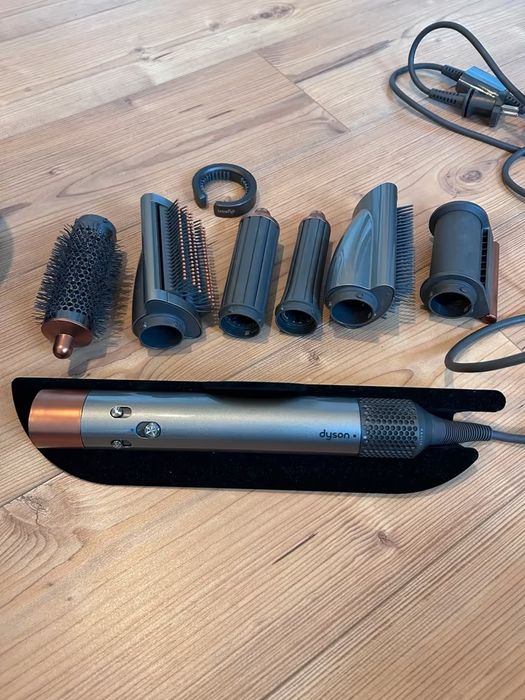 Dyson Airwrap Multi-Styler mit vielen Aufsätzen