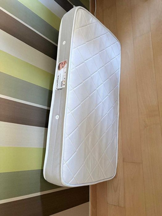 Berço branco e colchão