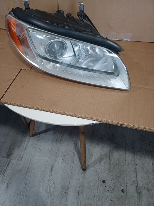 Lampa przednia prawa volvo V-70  2007r