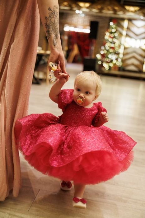 Продам платье , пинетки и повязку