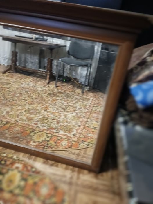 Дзеркало з красивою дерев'яною рамою