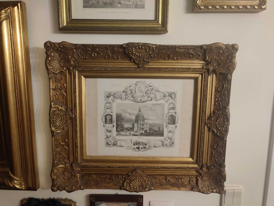 Quadro com gravura antiga e moldura dourada.