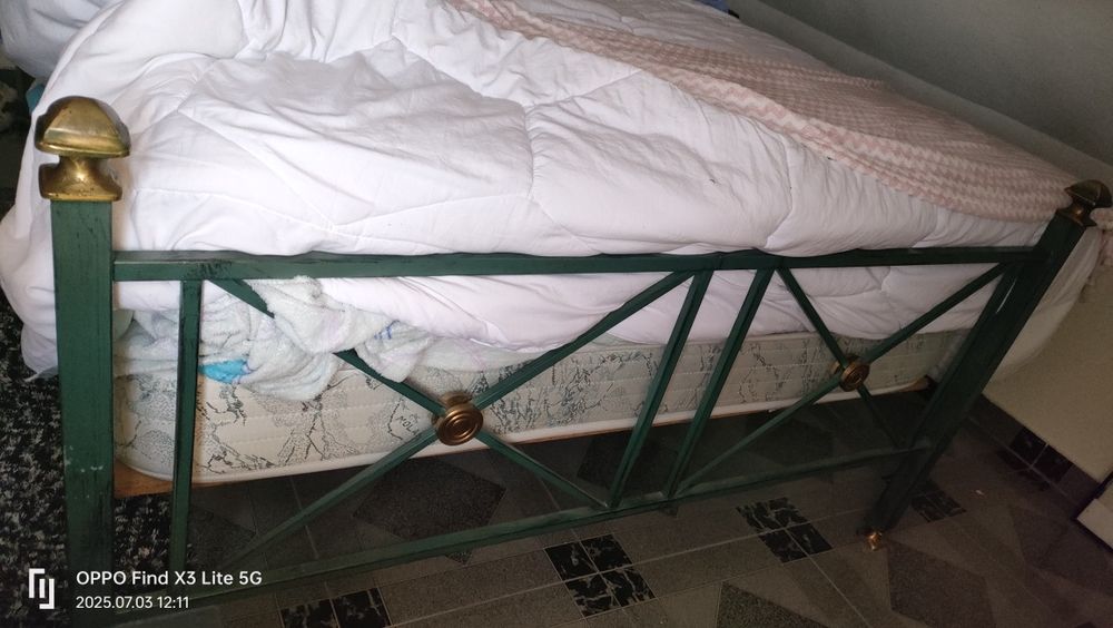 Cama de ferro antiga