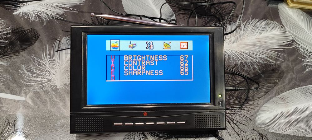 38) Портативный телевизор/монитор