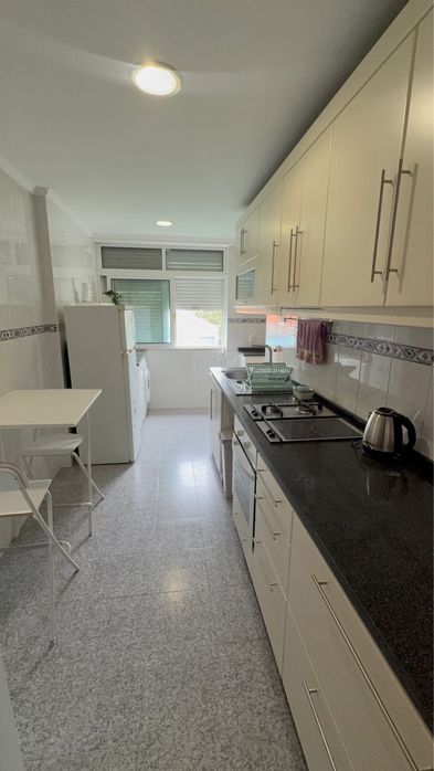 Quarto mobiliado p casal ou familiares na Moita prox. Câmara municipal
