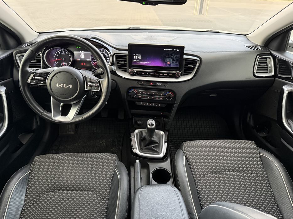Kia XCeed model 2022 1.5 T-GDI 160km seriwsowany garażowany