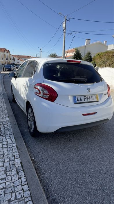 Vende-se Peugeot 208, motor 1.4 HDi (gasóleo), ano 2014, com cerca de 169.357 km.