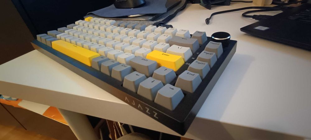 Teclado com fios AJAZZ AK820 - RGB