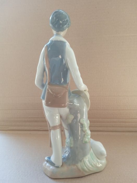 Статуэтка "Юноша с козой". Casades. Испания