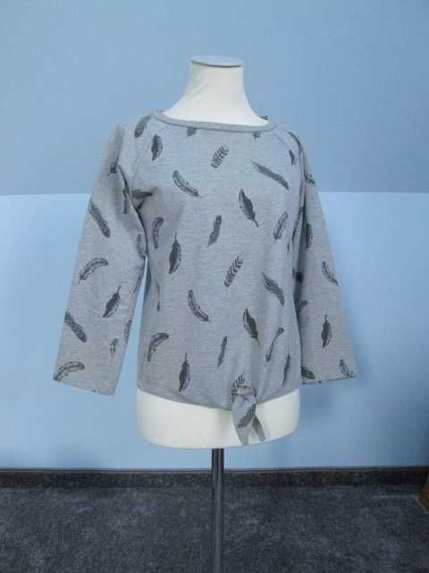 Szara, wiązana bluza w czarne piórka